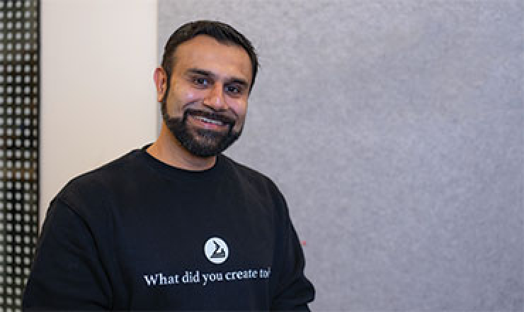 headshot of Zeeshan Farooq smiling